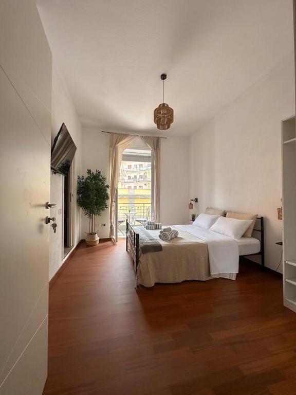 La camera con porta-finestra sul balcone