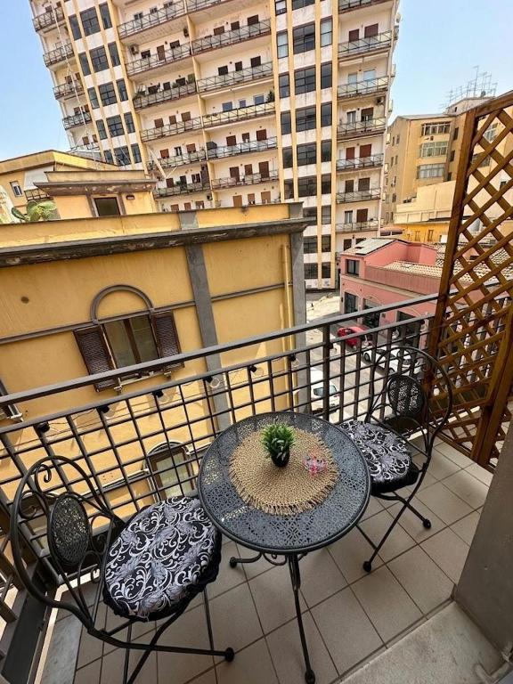 Il balcone con tavolino e sedie